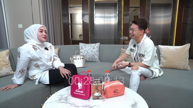 Sheila Saukia dan Richard Lee [YouTube]